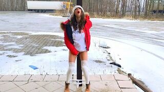Horny girl by the road with an extreme orgasm - porn video